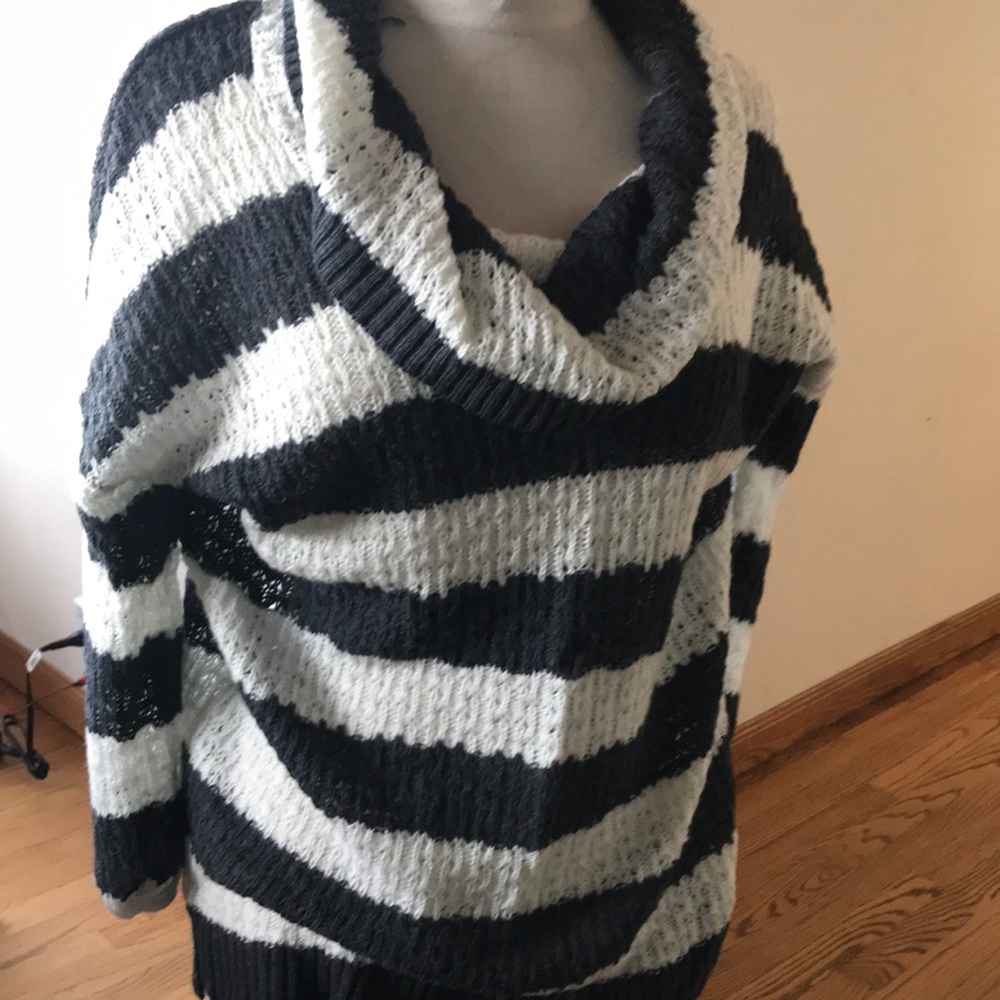 4/$20 14th & Union vowel neck